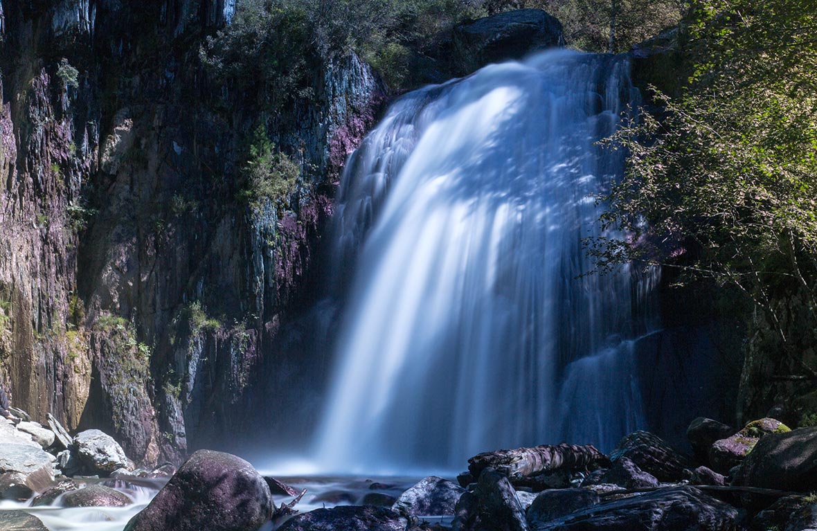 Внутренние водопады. Водопад Корбу на Телецком. Корбу водопад горный Алтай. Водопад Киште на Телецком. Телецкое озеро Алтай водопад Корбу.