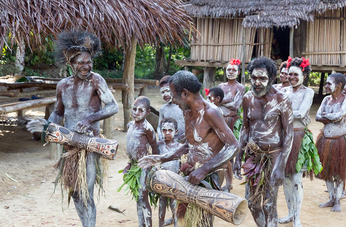 Live with tribe. Новая Гвинея достопримечательности. Республика Гвинея достопримечательности.